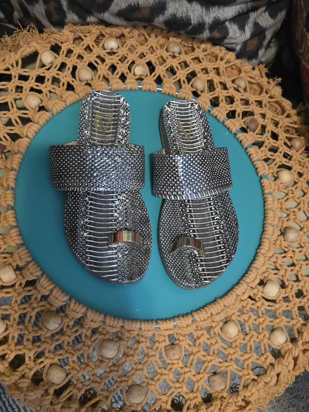 Vince Camuto Snake Metallic Thong Black White Slide Sandals 7.5